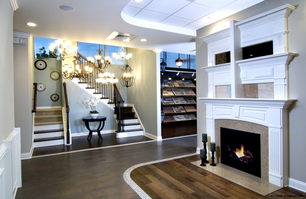 Камин под лестницей в гостиной