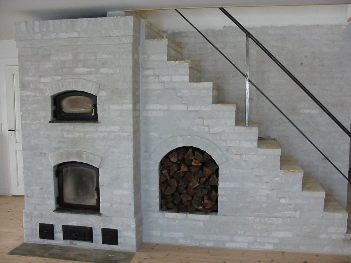 Печь камин под лестницей