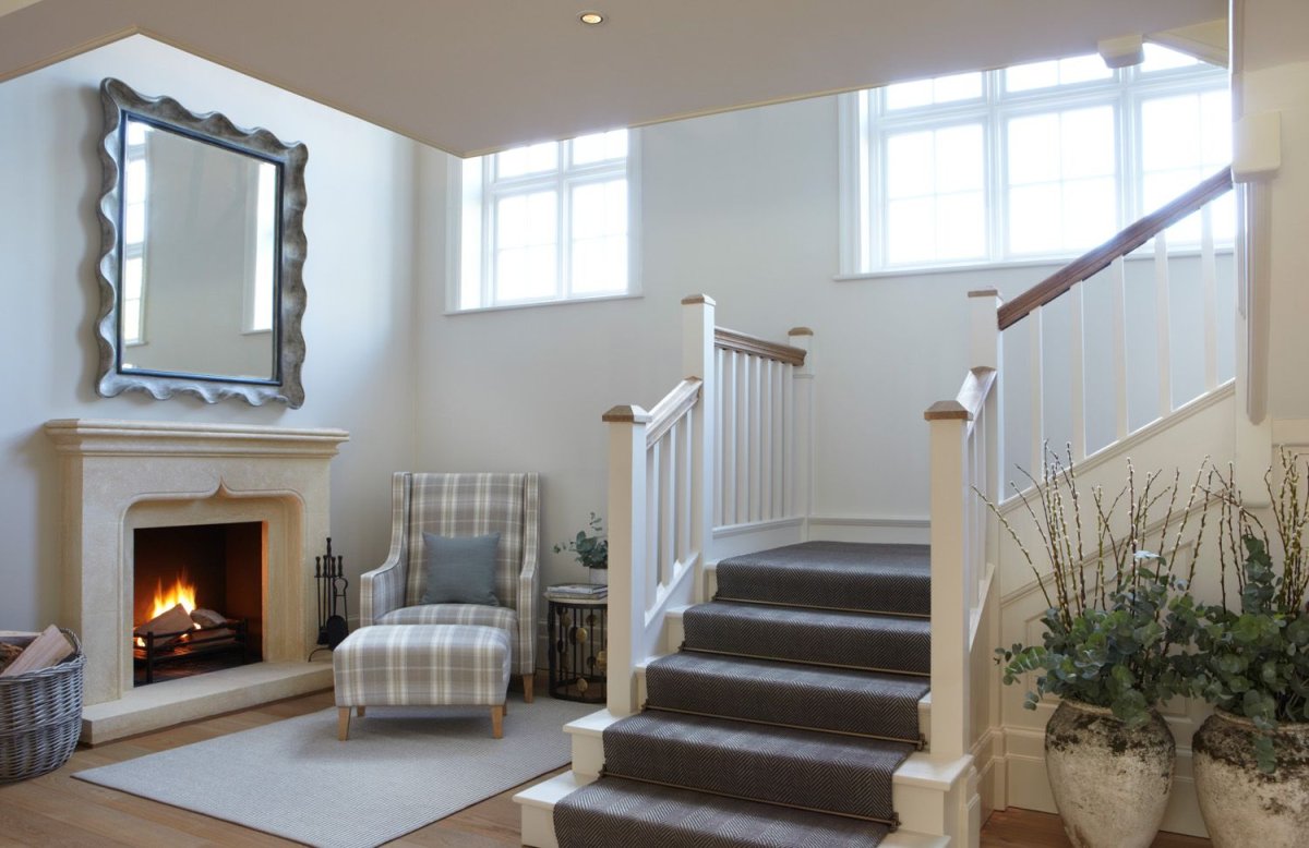 Холл с камином и лестницей
