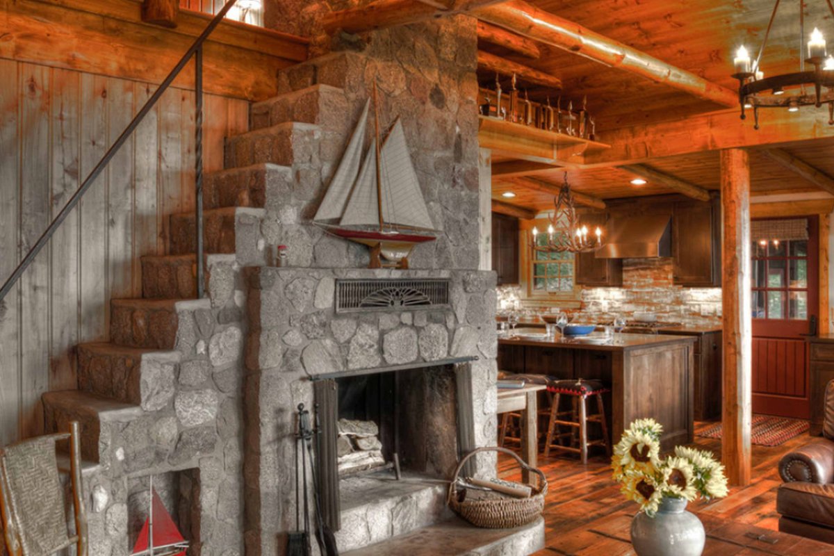 Камин у лестницы