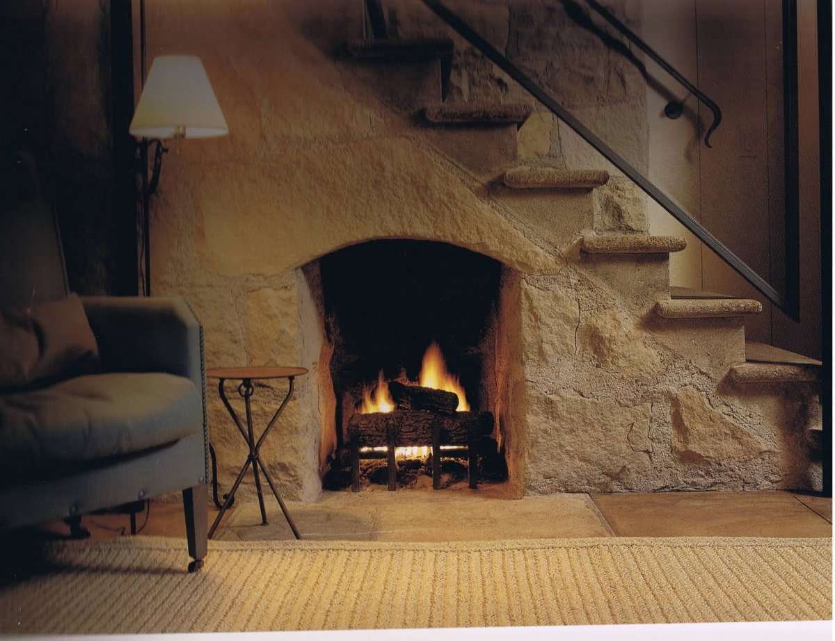 Камин возле лестницы