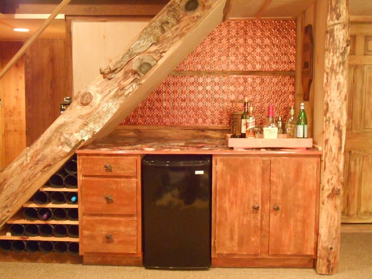 Кухня под лестницей на даче