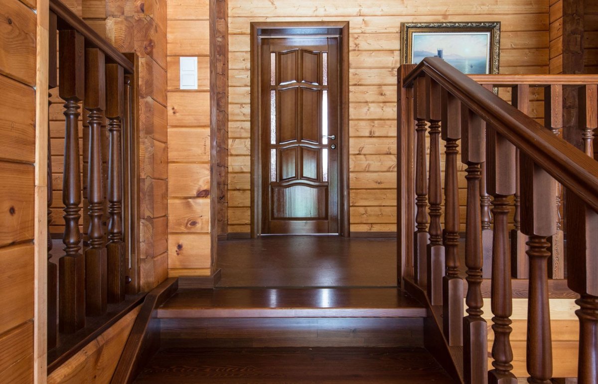 Лестница в доме из клееного бруса