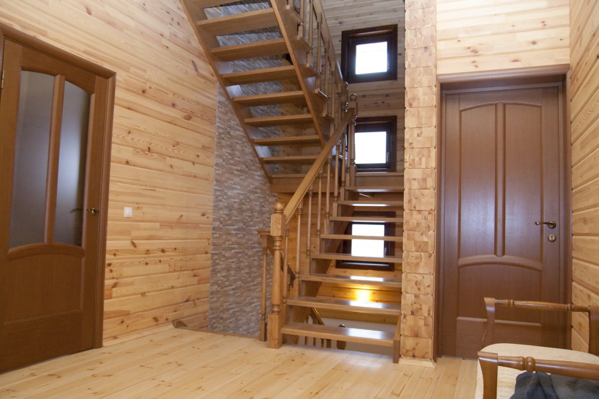 Лестница в доме на второй этаж двухмаршевая