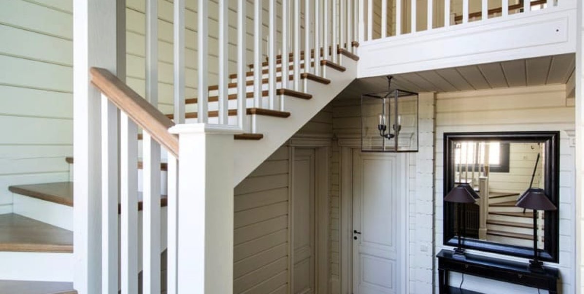 Лестница в доме из оцилиндрованного бревна