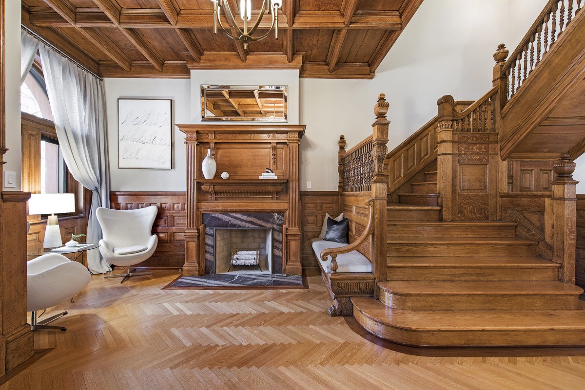 Красивые гостинные с деревянной лестницей
