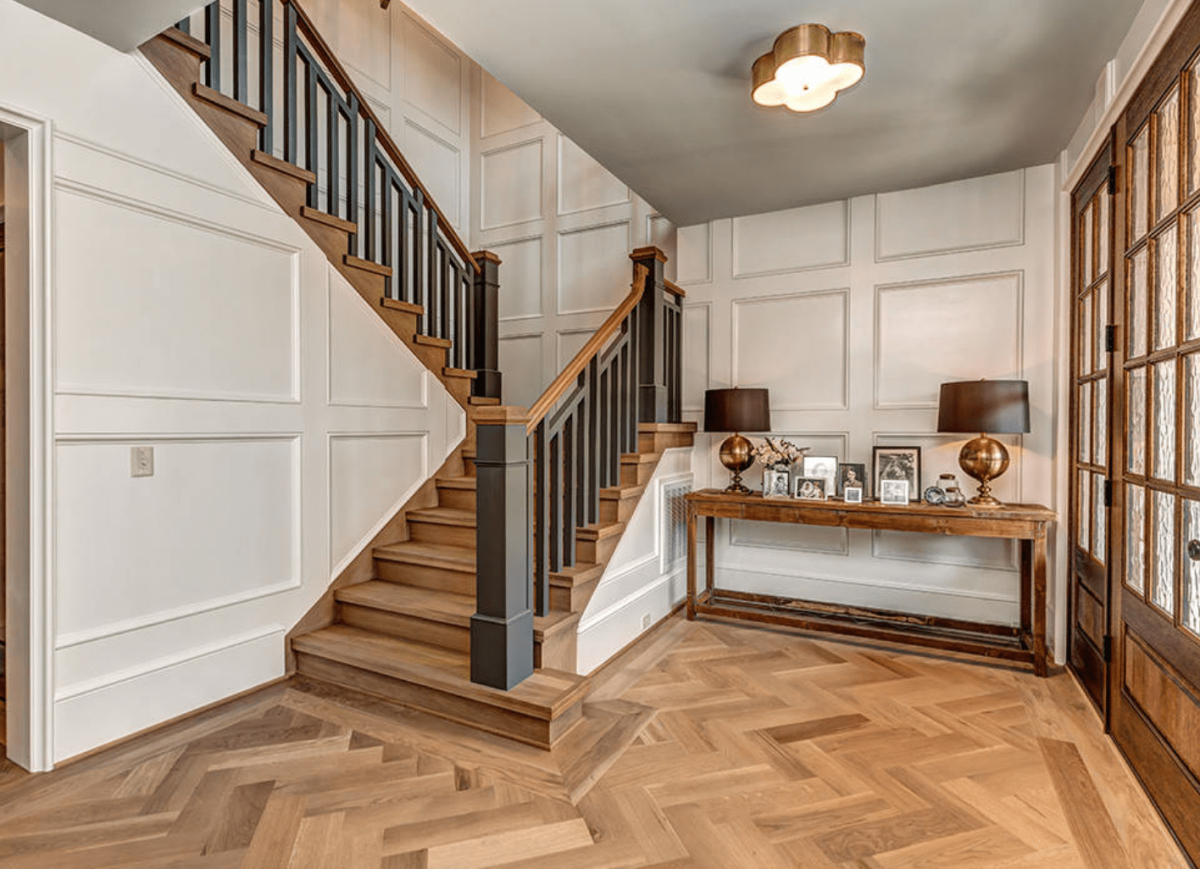 Паркет и лестница в доме