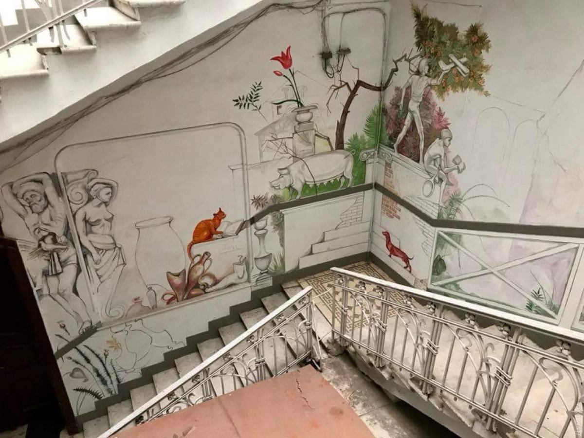 Роспись стен на лестнице