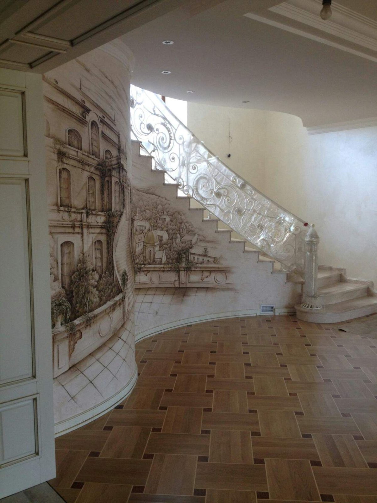 Роспись стен на лестнице