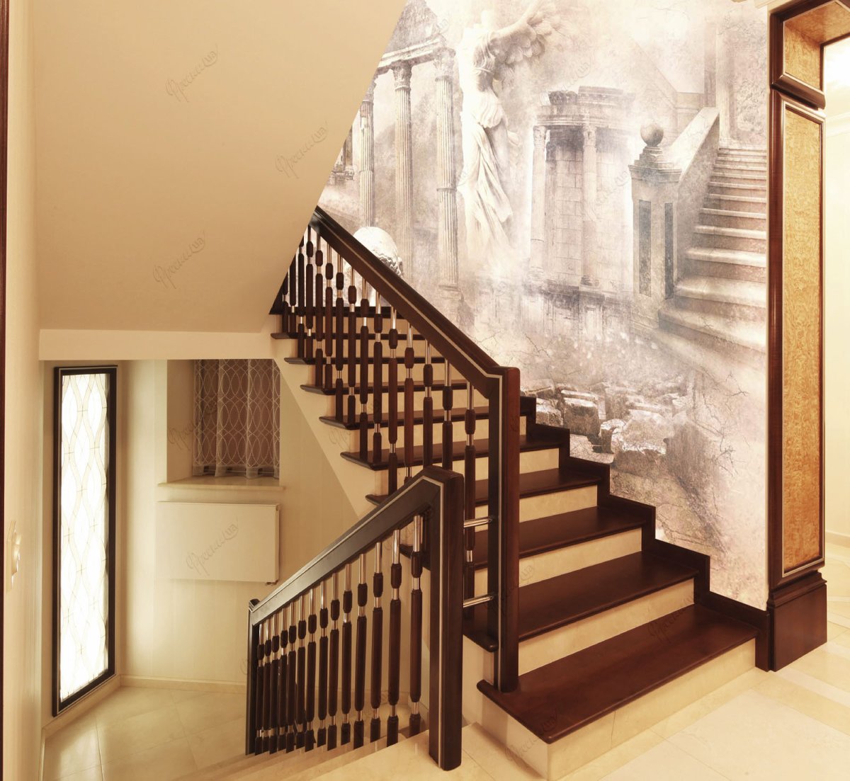 Фреска в интерьере лестницы