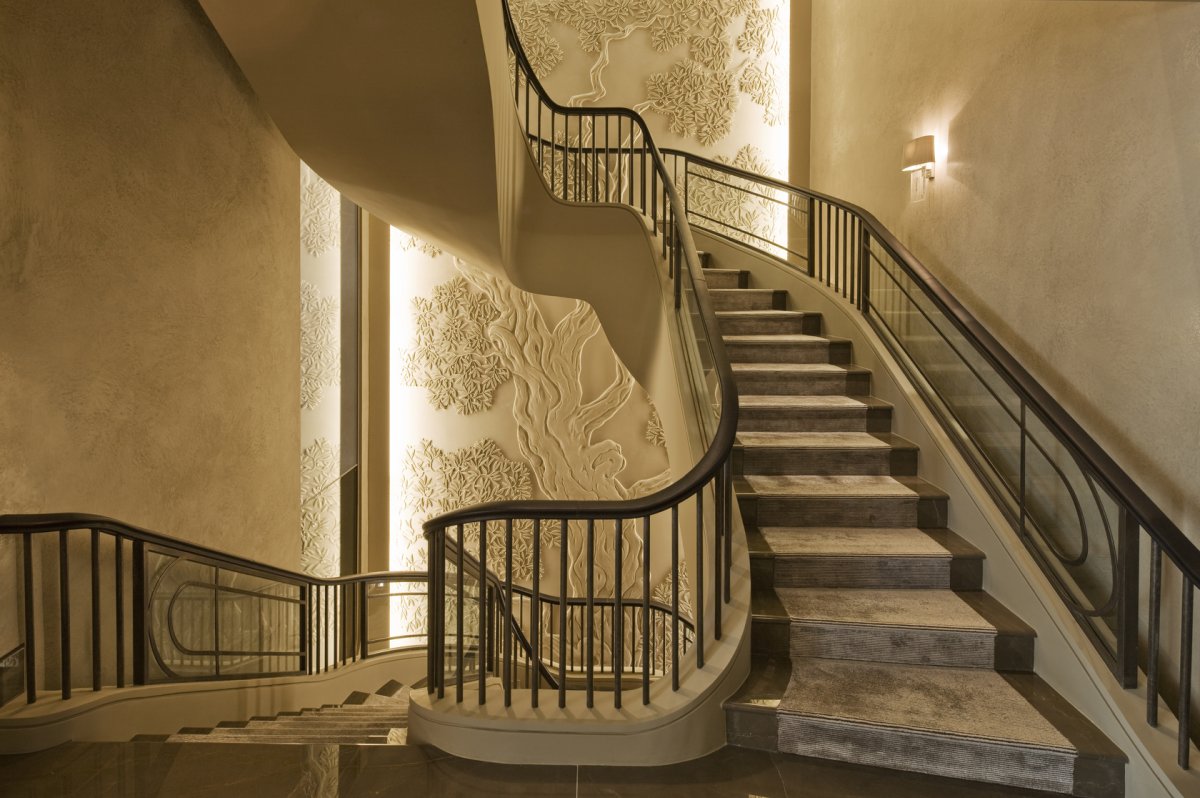 Декоративная штукатурка на лестнице