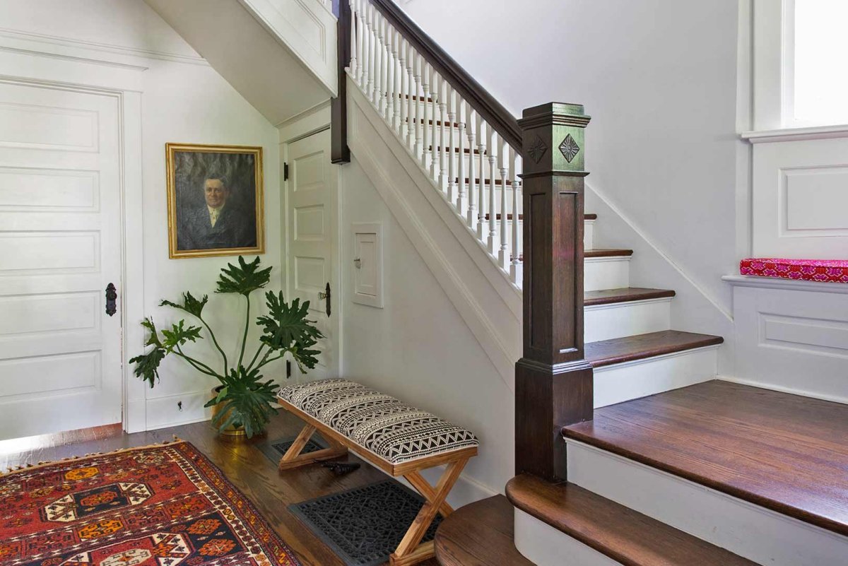 Под лестничным маршем