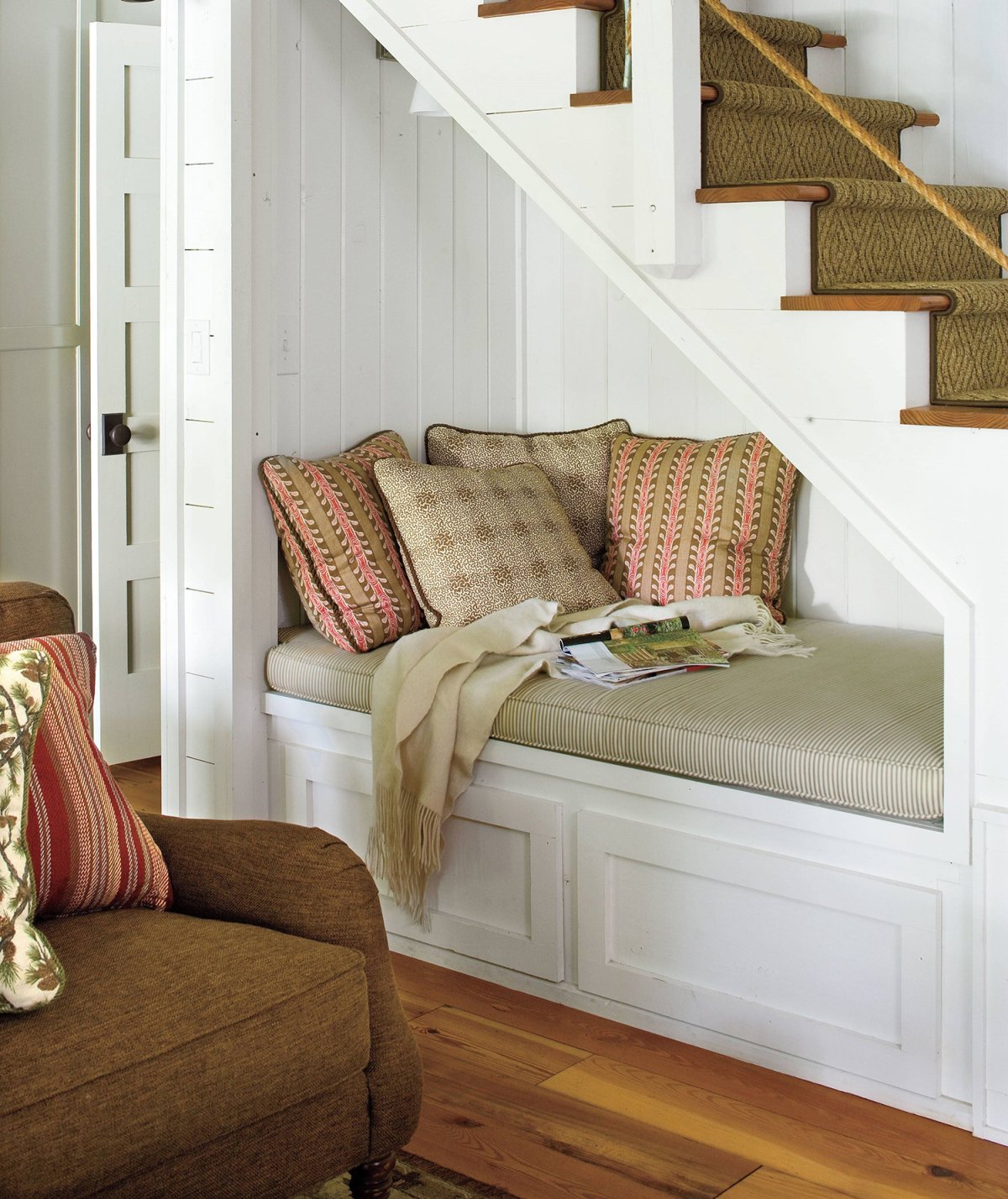 Обустройство пространства под лестницей