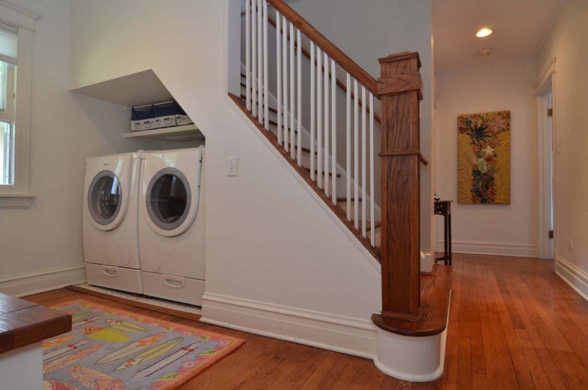 Стиралка под лестницей