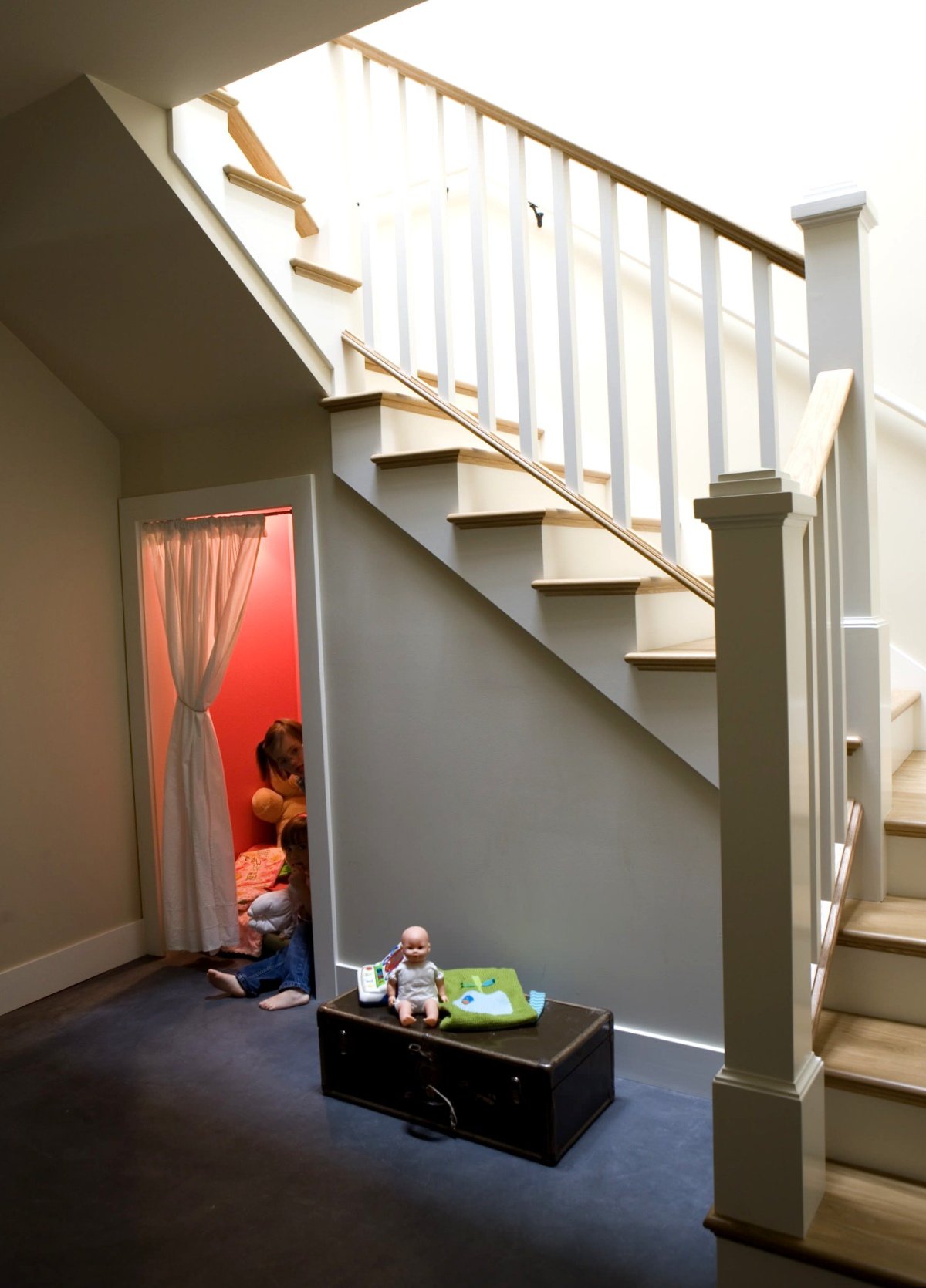 Комната под лестницей