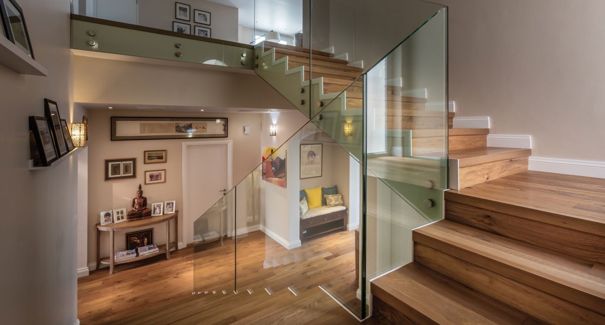 Отделка лестницы стеклом и дерео