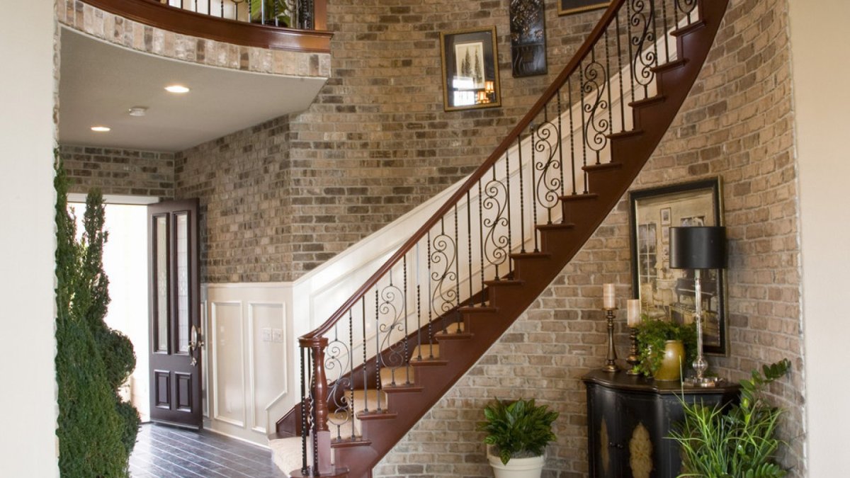 Камень в интерьере лестницы