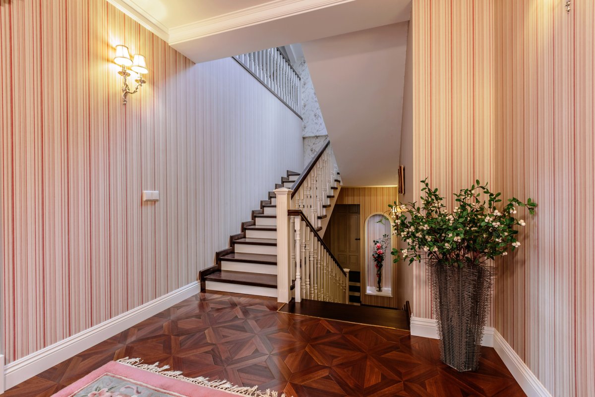 Однотонные обои в холле загородного дома