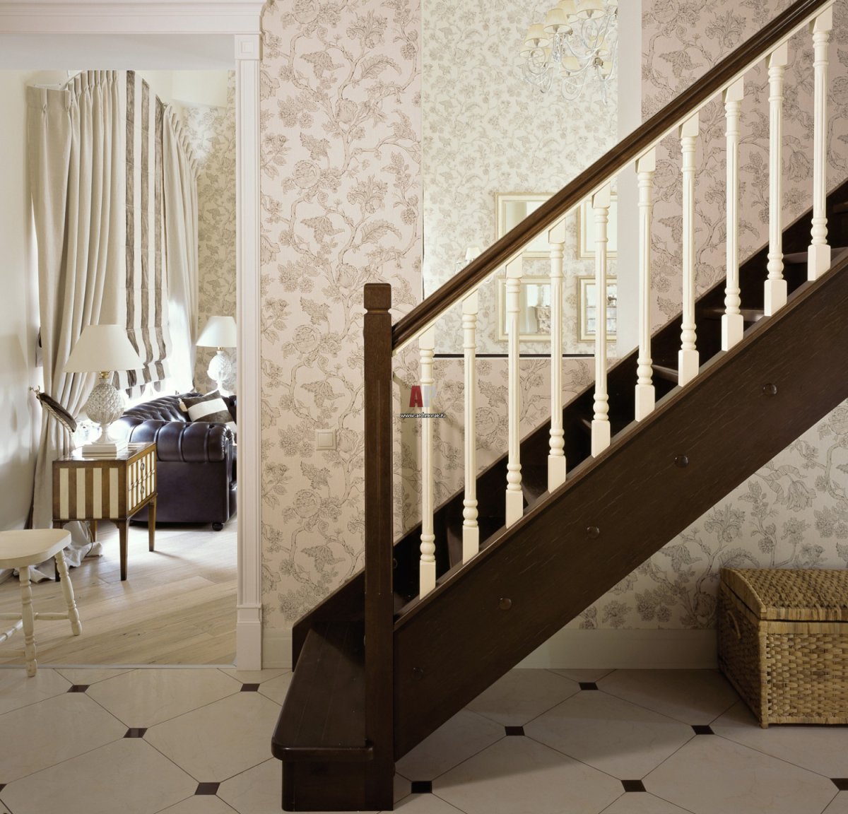 Обои для лестничного пролета в частном доме