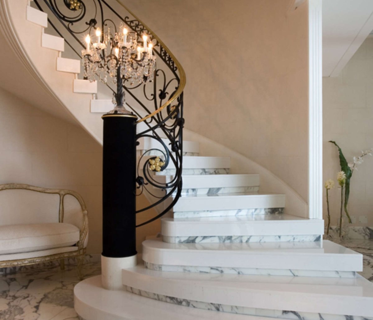Черно белая лестница