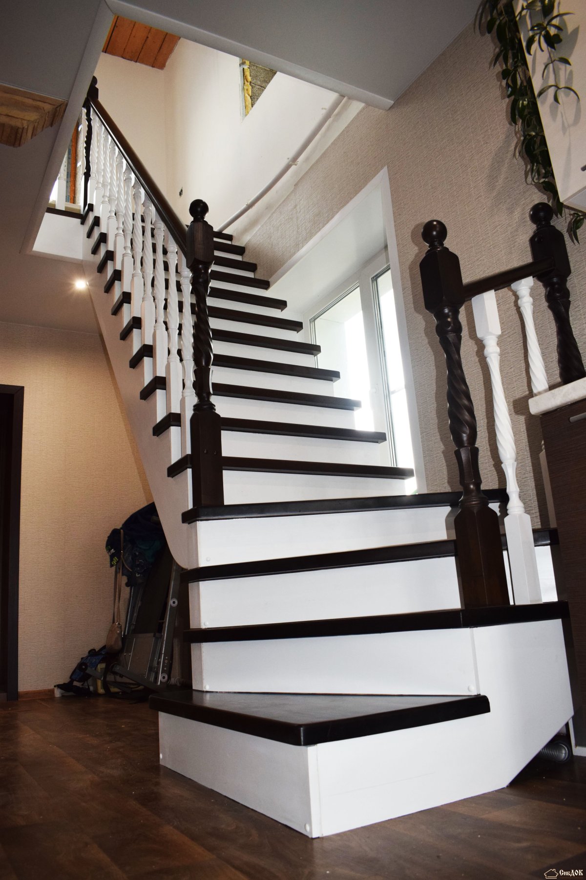 Черно белая лестница в доме