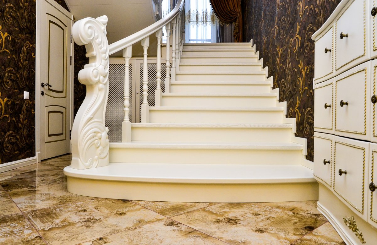 Стильные белые лестницы