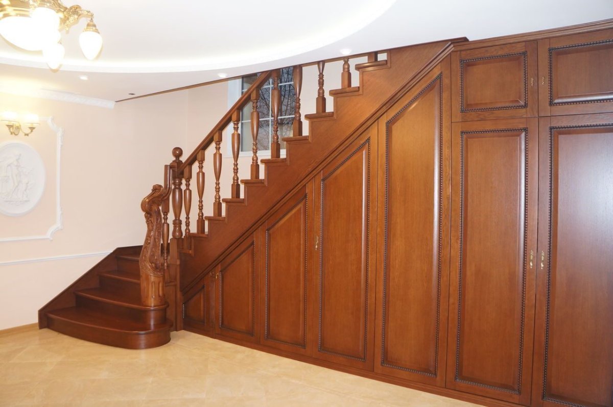 Деревянные панели на лестнице