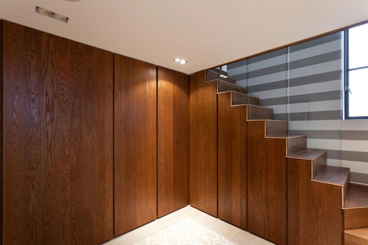 Лестница отделанная панелями МДФ