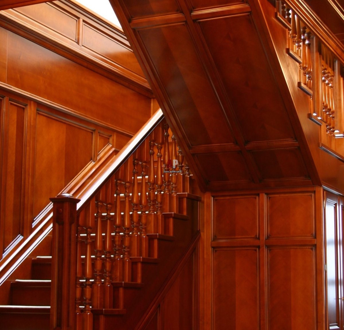 Деревянная лестница снизу