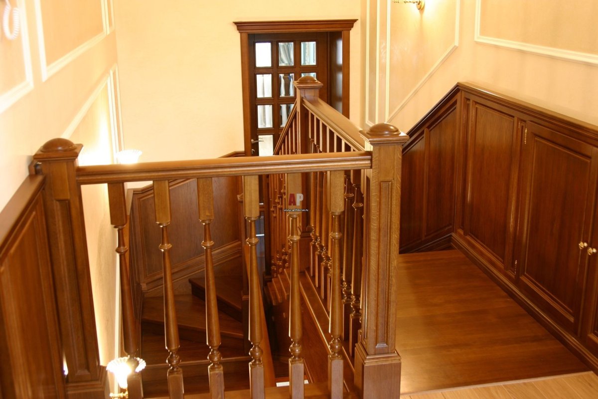 Деревянные панели на лестнице