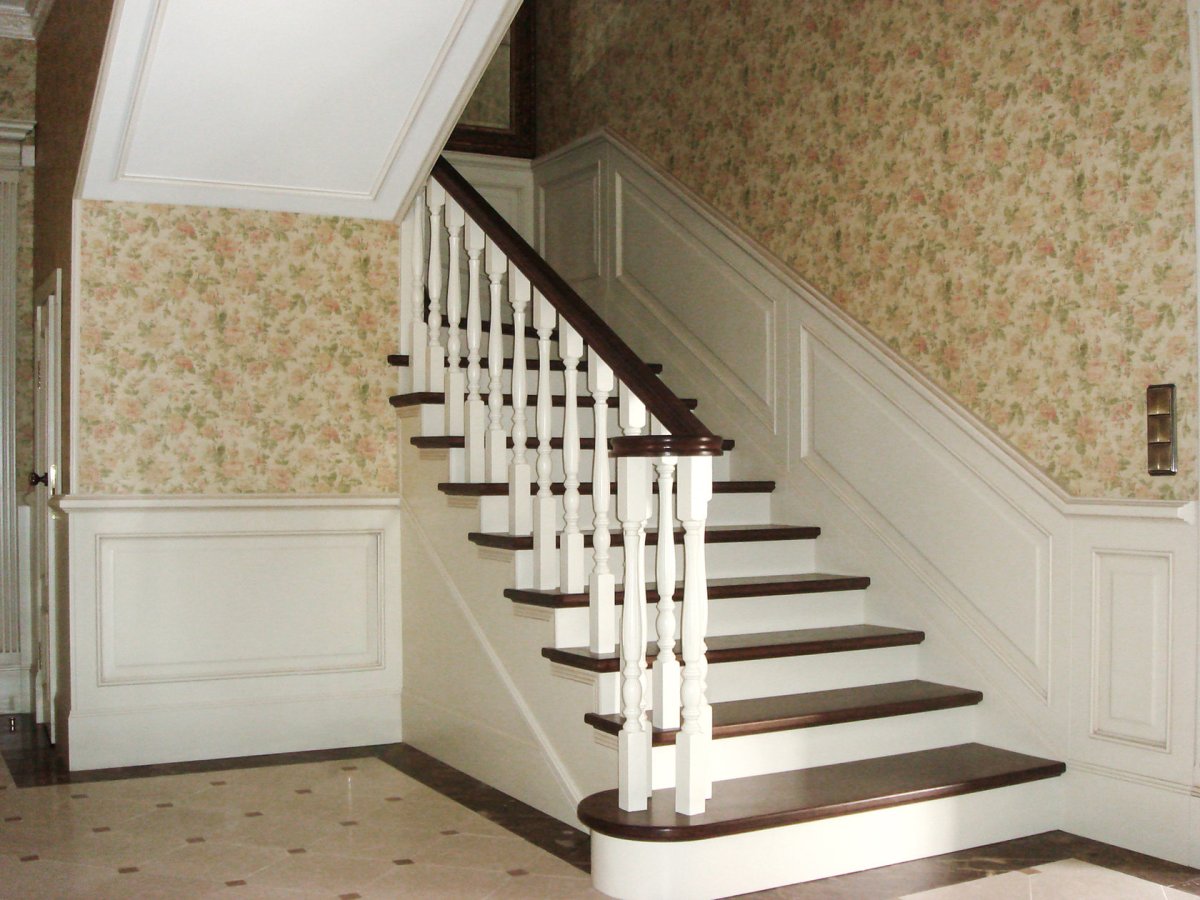 Отделка стен на лестнице