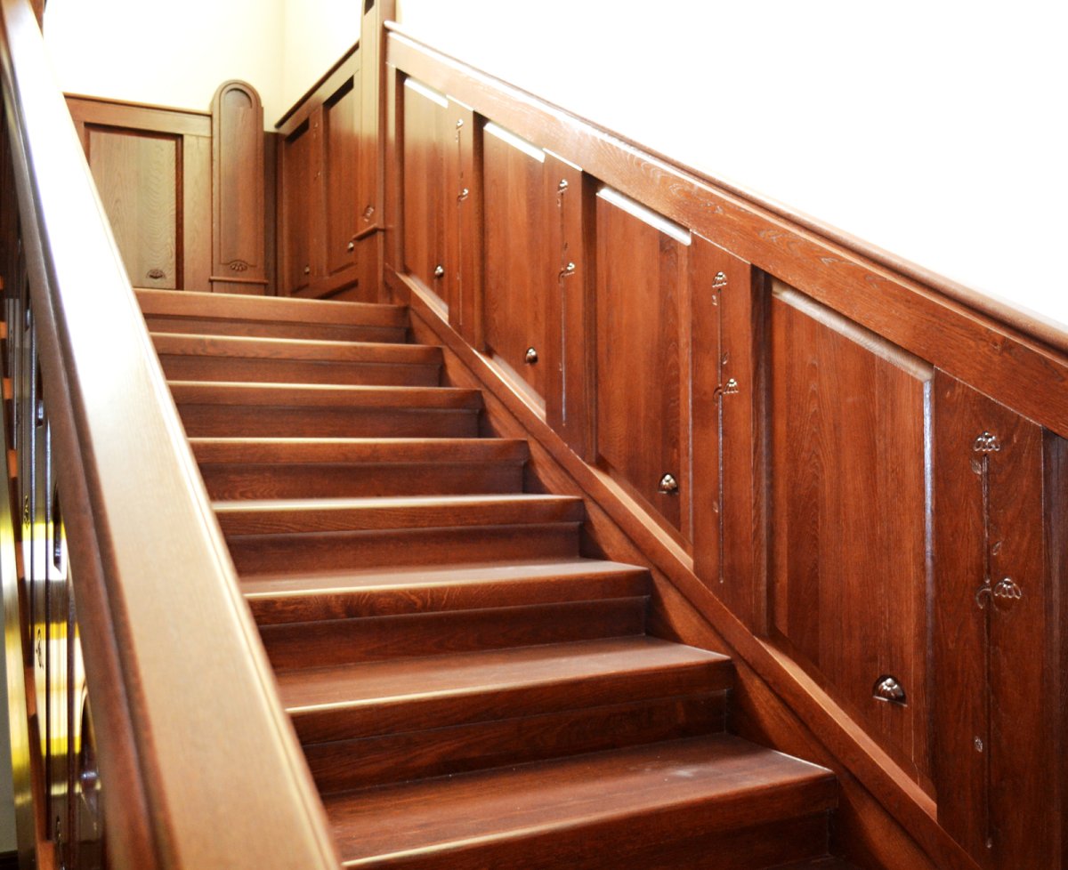 Деревянные панели на лестнице