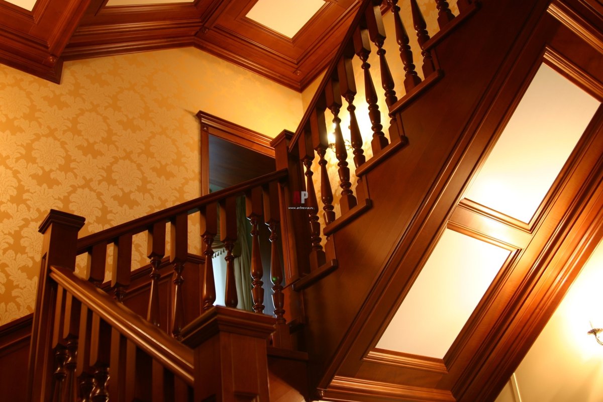 Деревянная лестница снизу