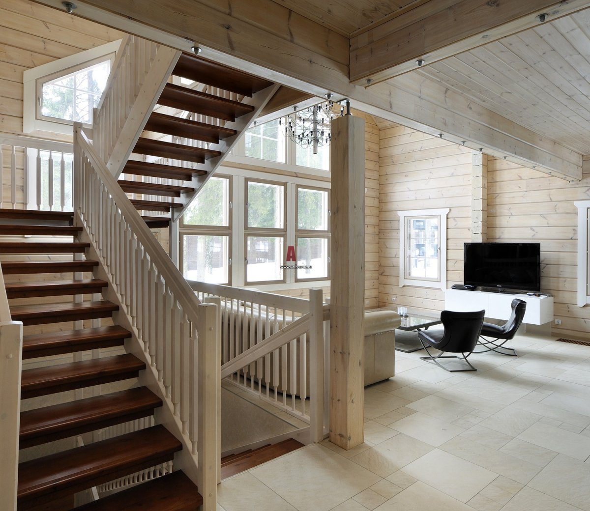 Деревянная лестница в доме из бруса