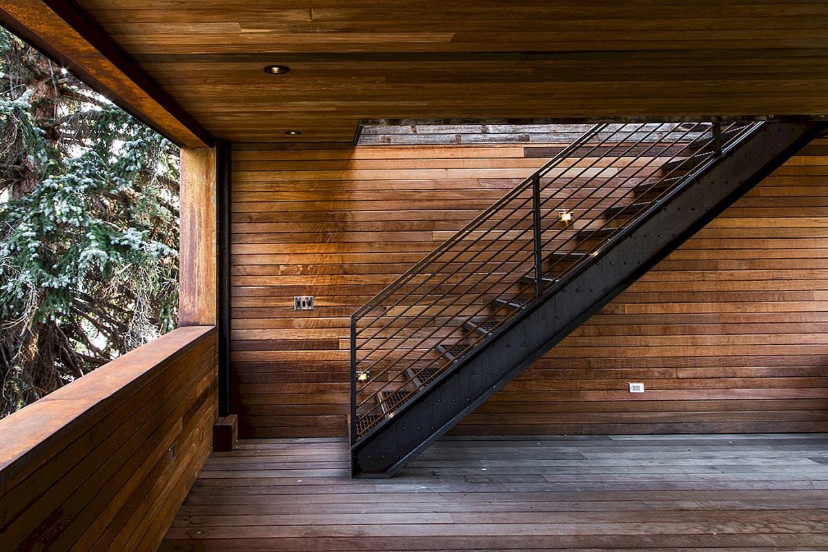 Деревянная лестница со стеклянными перилами