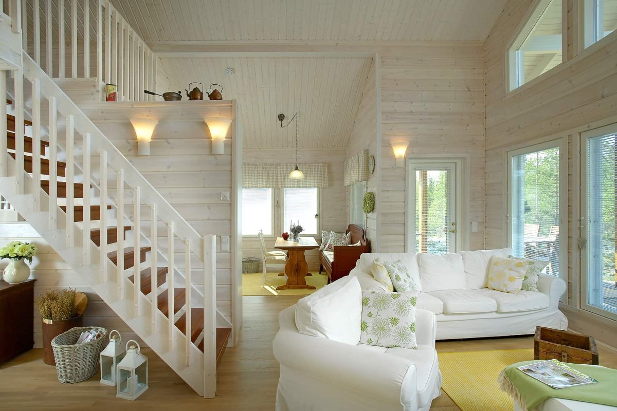 Лестница на второй этаж в рустикальном стиле