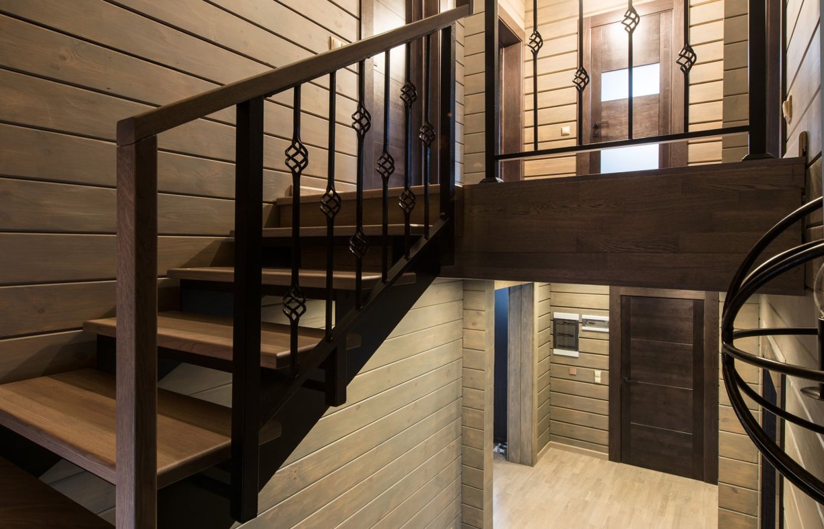 Лестница в доме из бруса