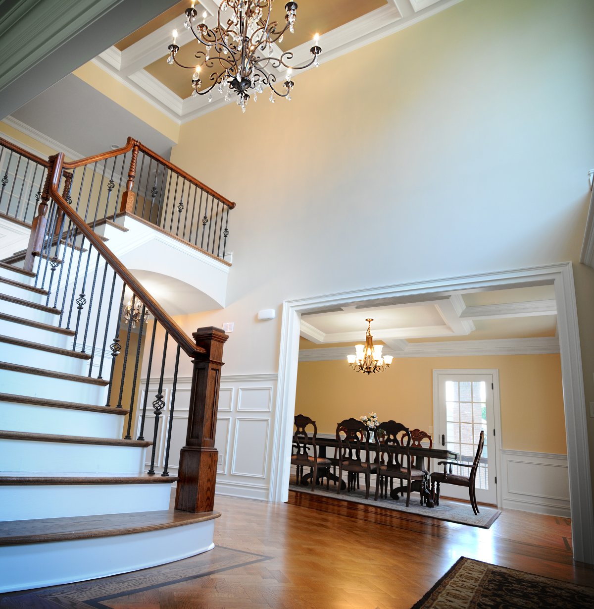 Лестница в двухэтажном доме