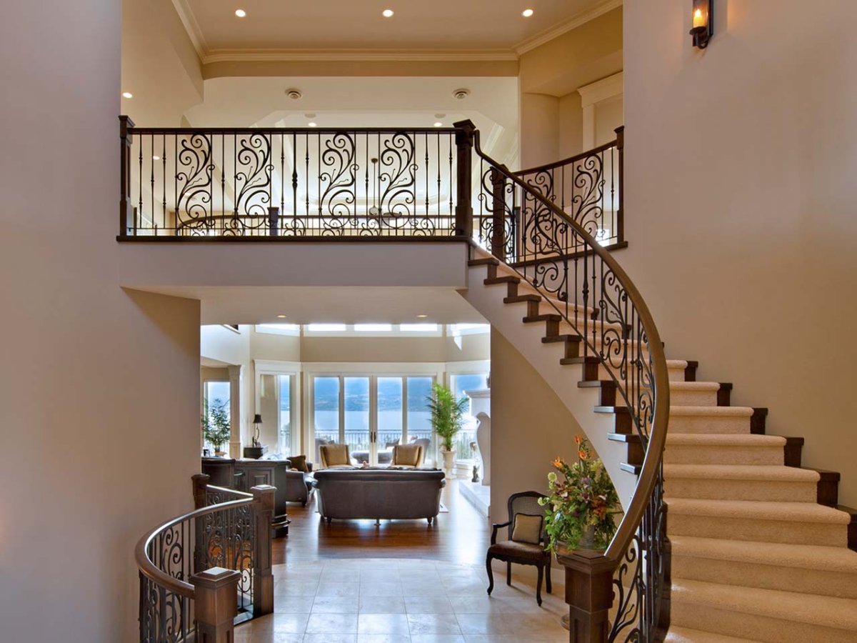 Лестничный пролет в частном доме