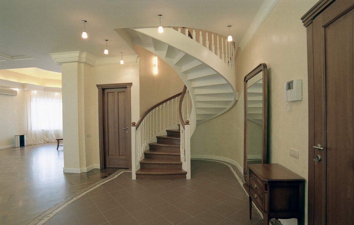 Коттедж с лестницей в гостиной