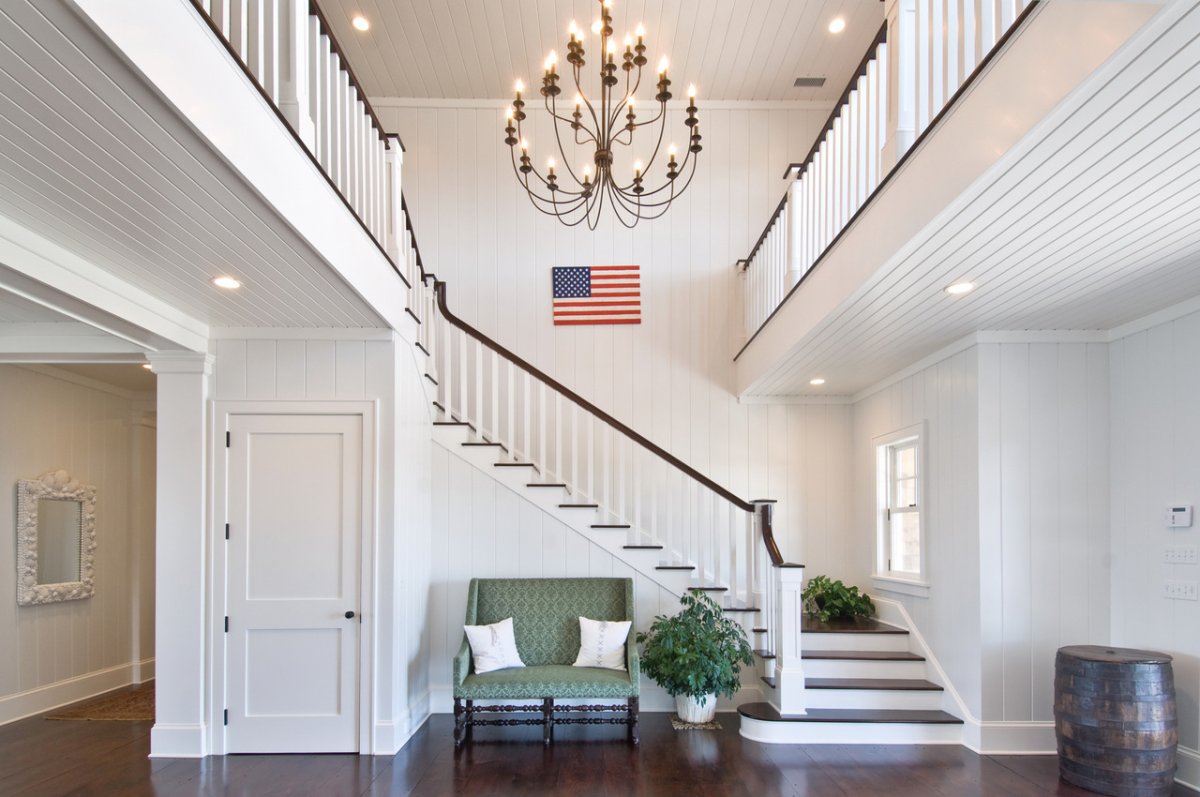 Потолок в коридоре с лестницей