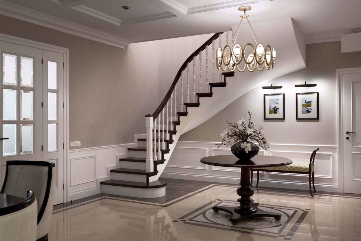 Люстра на лестничный пролет