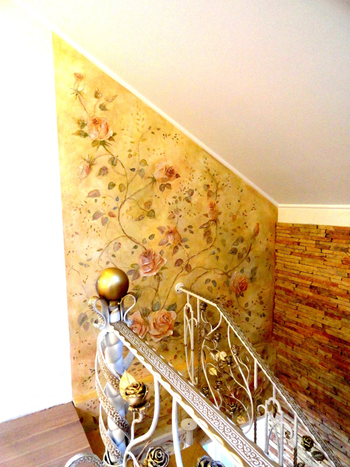 Декоративная штукатурка лестничного проема