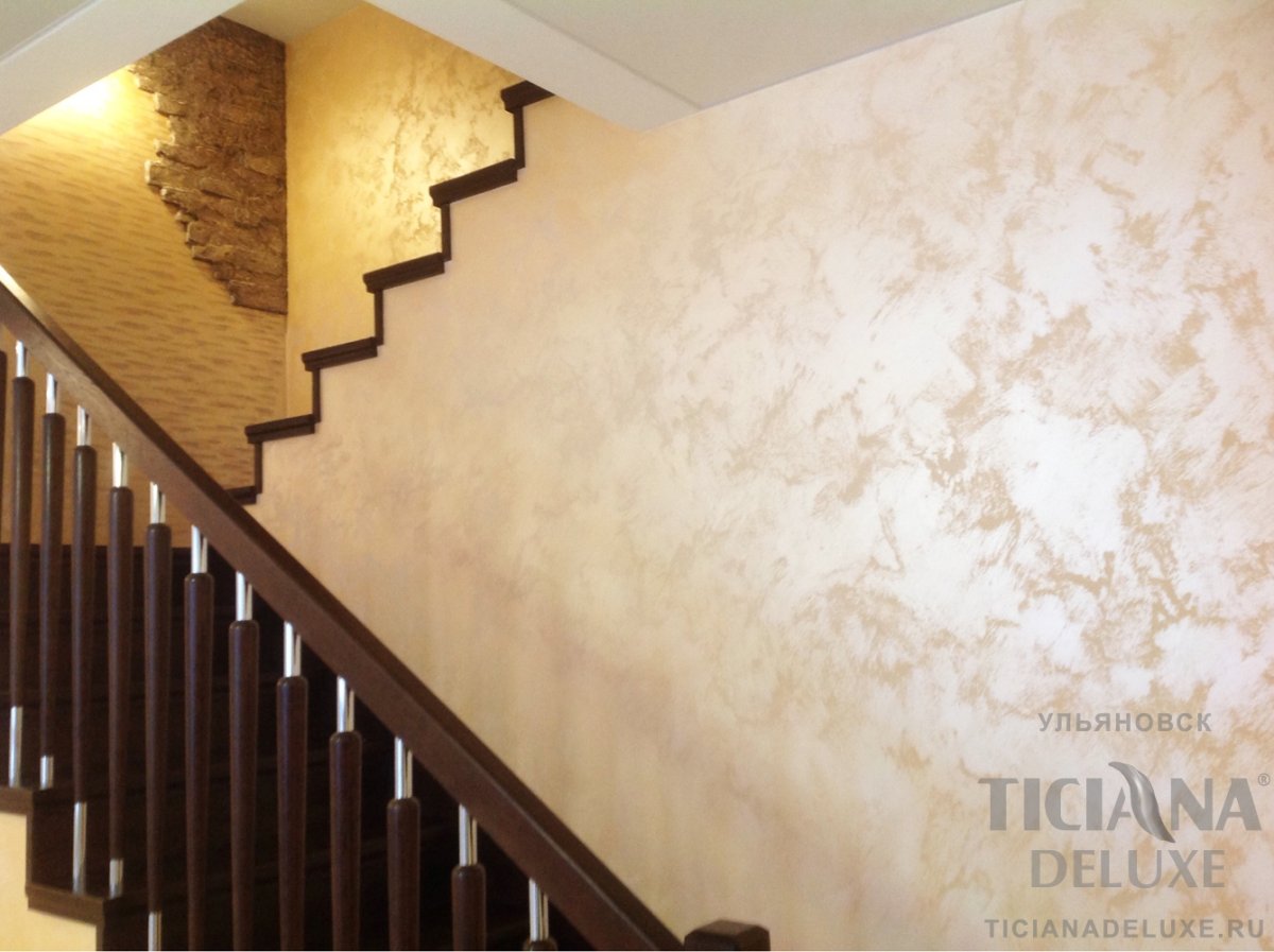 Декоративная штукатурка на лестнице