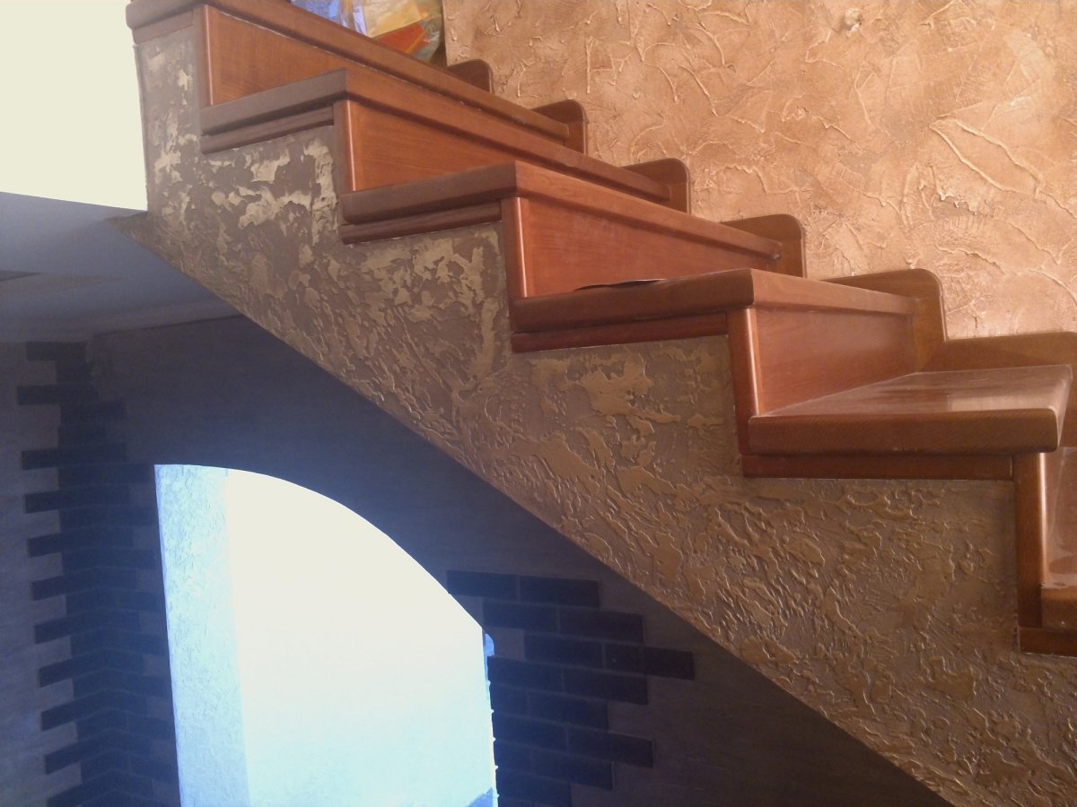 Декоративная штукатурка на лестнице