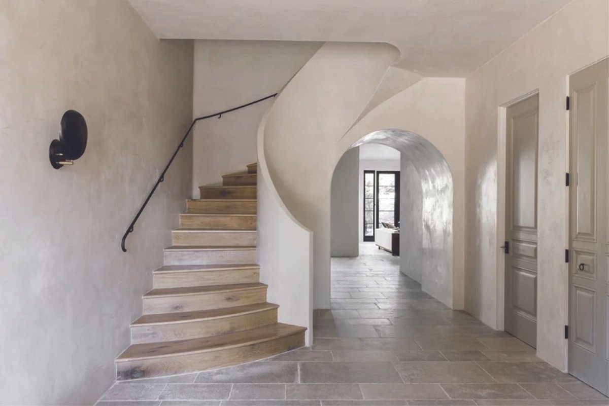 Декоративная штукатурка на лестнице