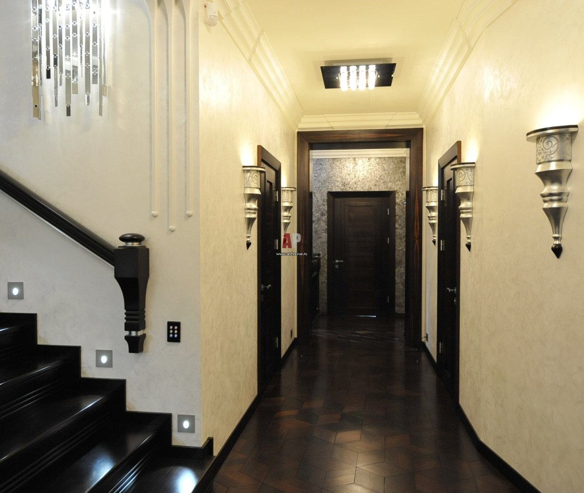 Декоративная штукатурка в интерьере лестницы