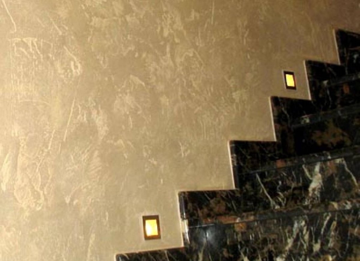 Отделка стен на лестнице