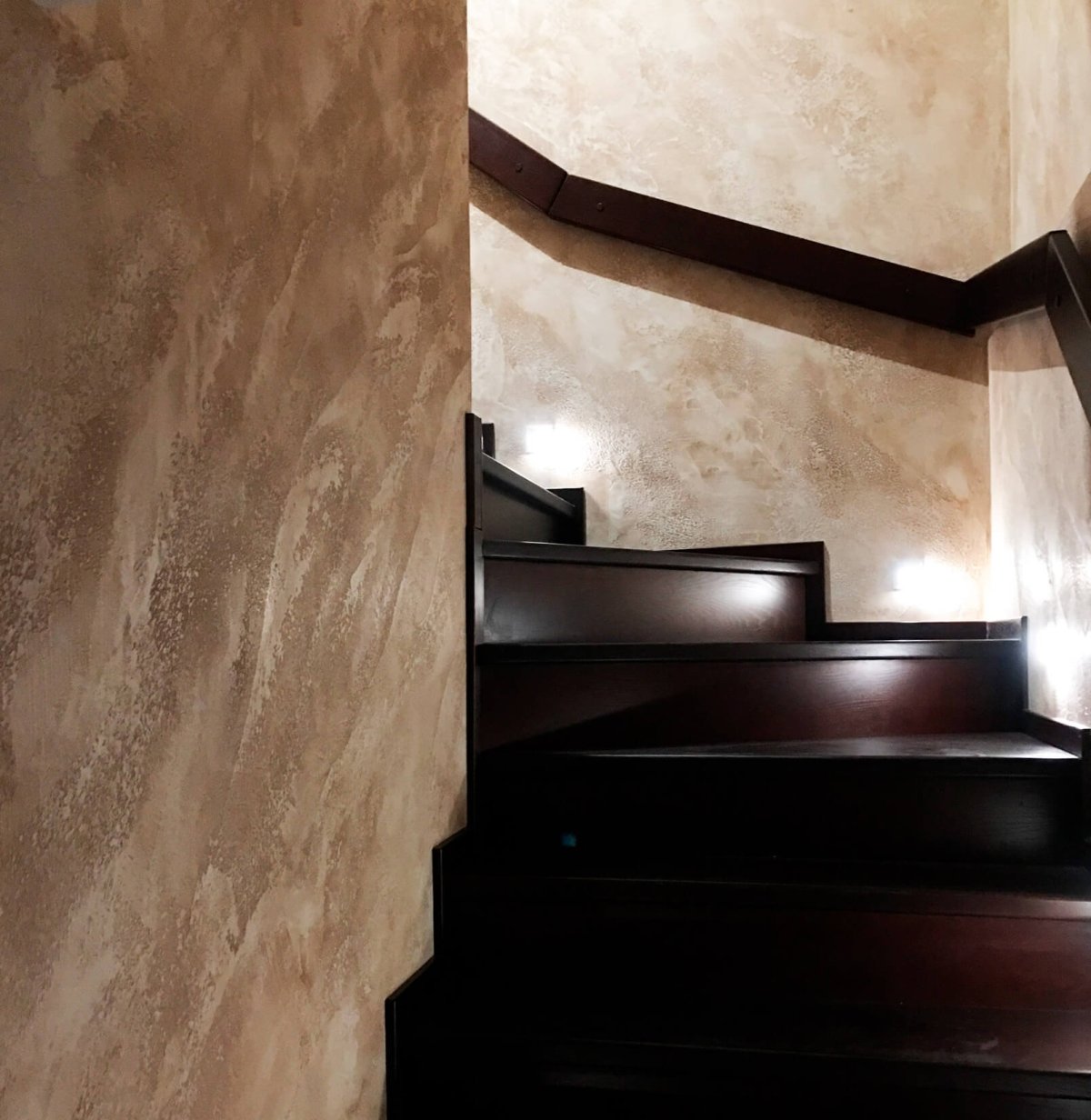 Венецианская штукатурка травертин в коридоре