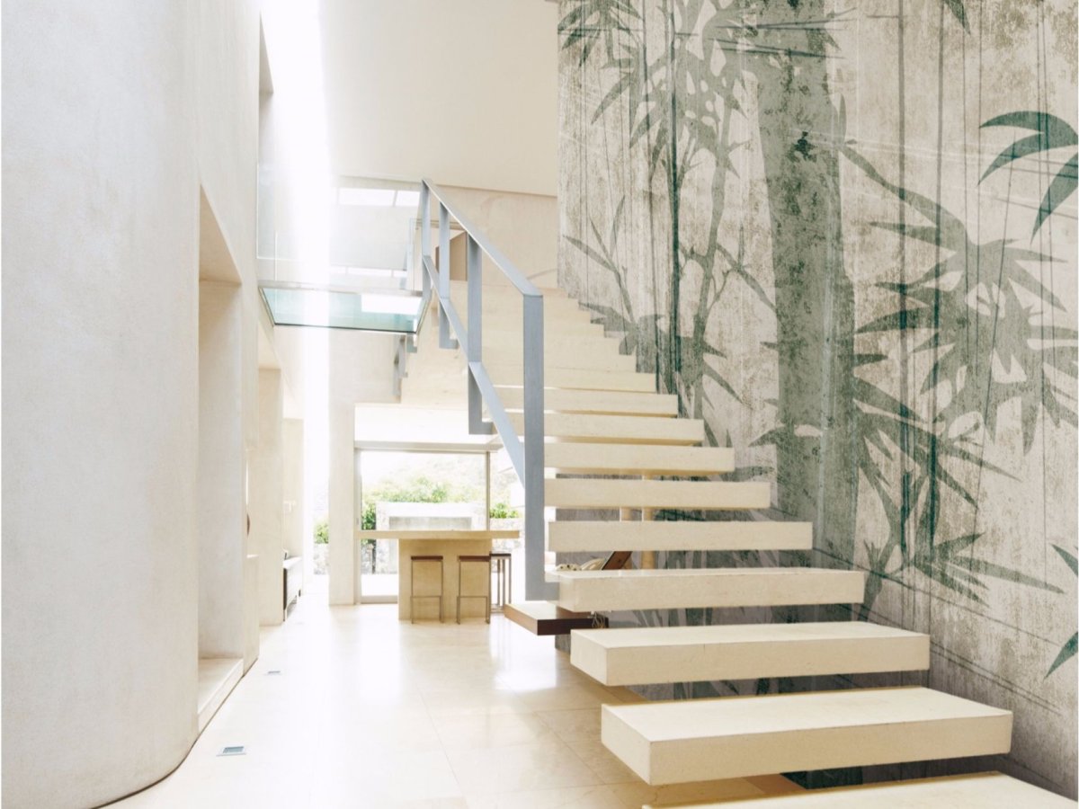 Потолок в холле с лестницей